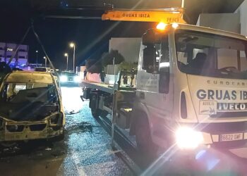 El vehículo, completamente calcinado, retirado por Grúas Ibiza