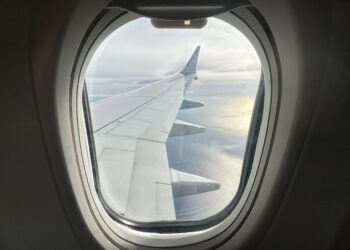 Un avión sobrevuela Ibiza. Imagen P. N.
