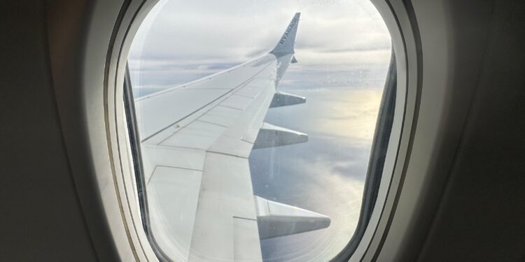 Un avión sobrevuela Ibiza. Imagen P. N.
