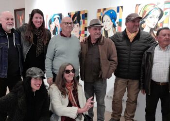 Cabello, rodeado de otros artistas en la exposición. Fotos Jaume Riera