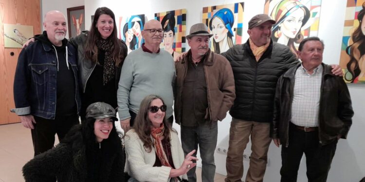 Cabello, rodeado de otros artistas en la exposición. Fotos Jaume Riera