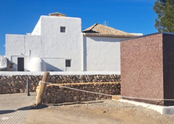 El baño público instalado justo detrás de la iglesia de Santa Gertrudis.