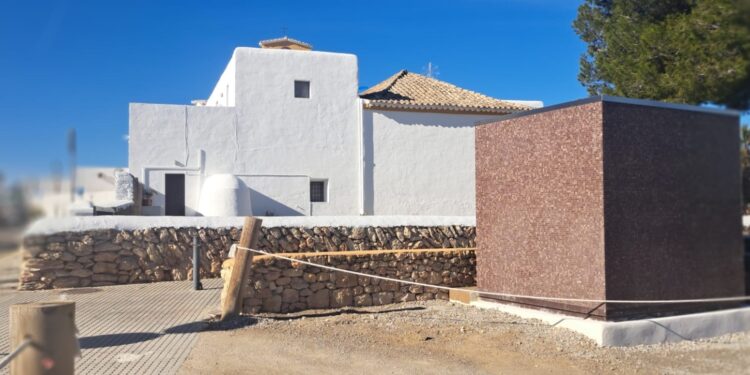 El baño público instalado justo detrás de la iglesia de Santa Gertrudis.