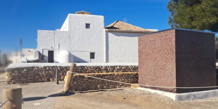 El baño público instalado justo detrás de la iglesia de Santa Gertrudis.