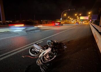 Los restos de la moto implicada en el accidente sucedido esta tarde.