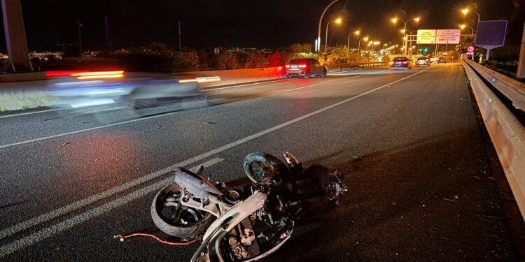 Los restos de la moto implicada en el accidente sucedido esta tarde.