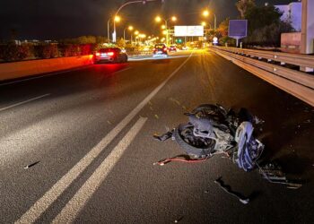 La moto ha quedado destrozada tras el siniestro.