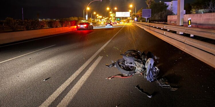 La moto ha quedado destrozada tras el siniestro.