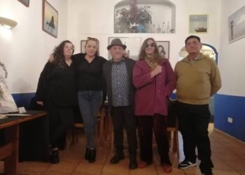 Un momento de la apertura de la muestra, acompañado de amigos y artistas, el pasado 8 de enero.