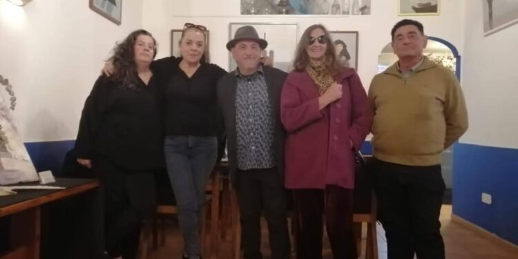 Un momento de la apertura de la muestra, acompañado de amigos y artistas, el pasado 8 de enero.