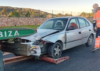 Uno de los vehículos que ha impactado ha sido retirado por Grúas Ibiza.