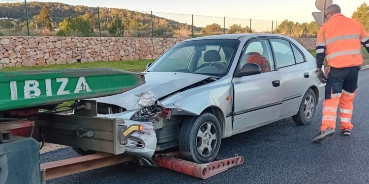 Uno de los vehículos que ha impactado ha sido retirado por Grúas Ibiza.