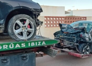 Operarios de Grúas Ibiza han acudido a retirar los dos vehículos implicados en el siniestro de ayer en la carretera de Sant Josep.