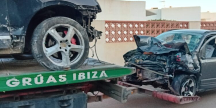 Operarios de Grúas Ibiza han acudido a retirar los dos vehículos implicados en el siniestro de ayer en la carretera de Sant Josep.