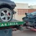 Operarios de Grúas Ibiza han acudido a retirar los dos vehículos implicados en el siniestro de ayer en la carretera de Sant Josep.
