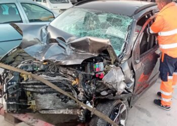 Operarios de Grúas Ibiza han acudido a retirar los dos vehículos implicados en el siniestro de ayer en la carretera de Sant Josep.