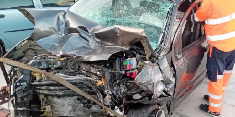 Operarios de Grúas Ibiza han acudido a retirar los dos vehículos implicados en el siniestro de ayer en la carretera de Sant Josep.