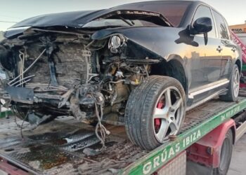 Uno de los coches implicados durante la retirada de la vía por Grúas Ibiza.
