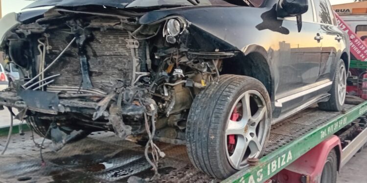Uno de los coches implicados durante la retirada de la vía por Grúas Ibiza.