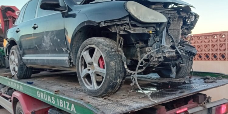 Frontal del porsche destrozado, uno de los coches implicados en el accidente, sobre una grúa de Grúas Ibiza.