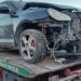 Frontal del porsche destrozado, uno de los coches implicados en el accidente, sobre una grúa de Grúas Ibiza.
