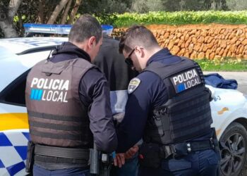 Imagen de archivo de dos agentes de la Policía Local de Sant Joan
