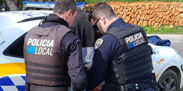 Imagen de archivo de dos agentes de la Policía Local de Sant Joan