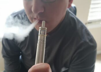 Un joven vapea con un cigarrillo electrónico. Imagen Vaper City