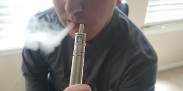 Un joven vapea con un cigarrillo electrónico. Imagen Vaper City