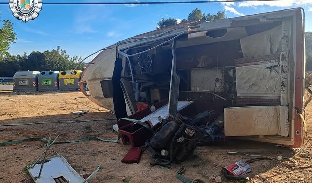 El mismo barco que apareció en la basura en Sant Josep. Foto de la Policía Local de Ibiza