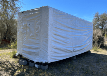 Imagen del container casa cubierto con un plástico.