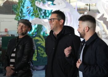 El artista Streakka, Rafael Triguero y el concejal Francisco Torres, hoy en la nave donde se han creado las carrozas.