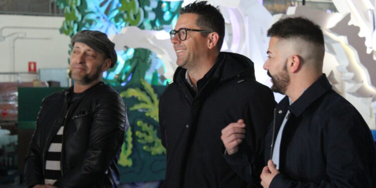 El artista Streakka, Rafael Triguero y el concejal Francisco Torres, hoy en la nave donde se han creado las carrozas.