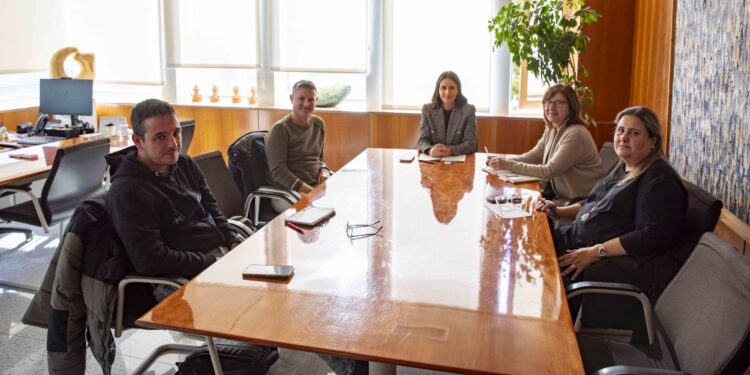 Reunión de la Associació Balear d'Autoescoles y la consellera Maria Fajarnés.