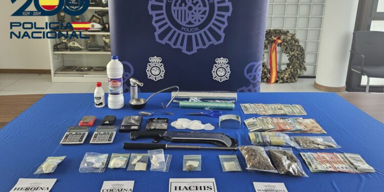 Material y sustancias intervenidas en la operación antidroga en Sa Penya, Ibiza. Imagen Policía Nacional de Ibiza.