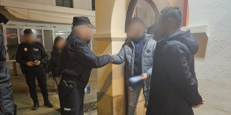 Imagen de archivo de la campaña informativa de Policía Local y Nacional sobre el dispositivo en Ibiza