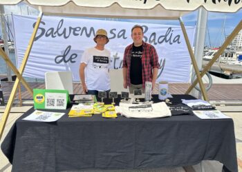 Puesto de recogida de firmas de Salvem sa Badia