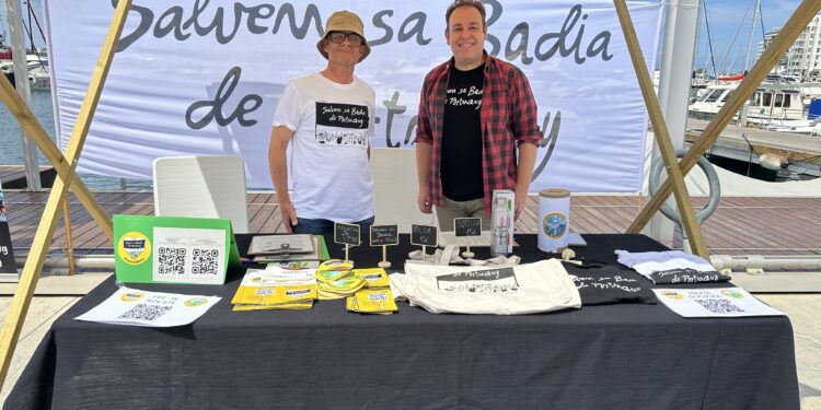 Puesto de recogida de firmas de Salvem sa Badia