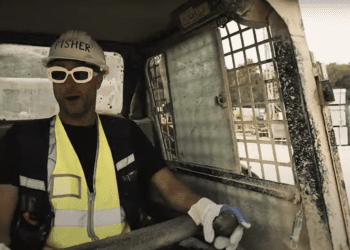 Fisher, al volante de un dumper en las obras de [UNVRS] Ibiza.