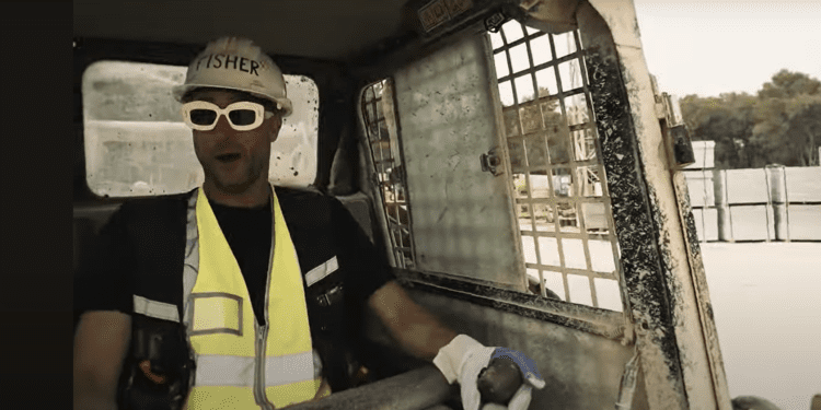 Fisher, al volante de un dumper en las obras de [UNVRS] Ibiza.