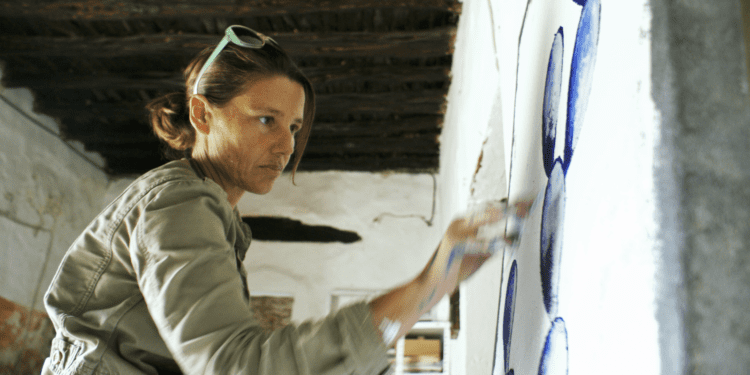 Júlia Ribas trabajando en su estudio. Foto Enrique Villalonga