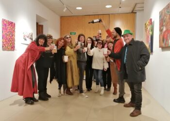 Las y los artistas y algunos visitantes, en la inauguración de la exposición 'Carnaval' en Sant Rafel. Fotos Jaume Riera