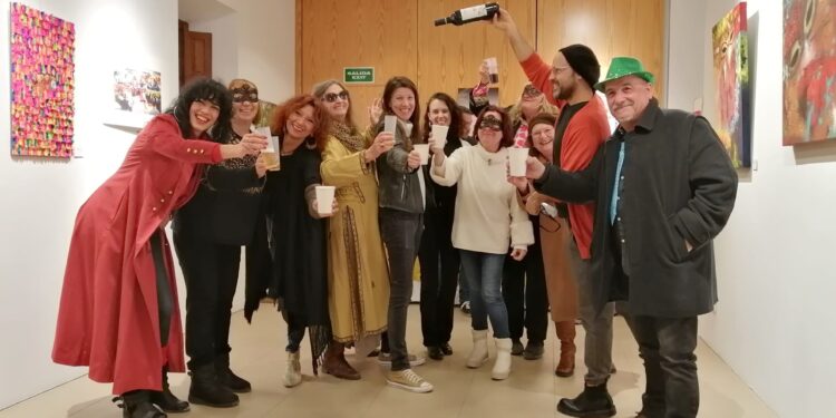 Las y los artistas y algunos visitantes, en la inauguración de la exposición 'Carnaval' en Sant Rafel. Fotos Jaume Riera