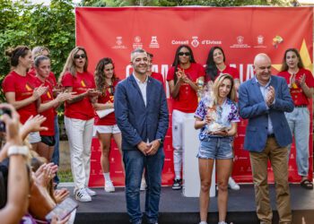 Rubén Rivera, a la derecha de la imagen junto a la jugadora Olga Carmona y Vicent Marí en Ibiza durante la recepción a las jugadoras tras el Mundial 2023. Detrás de Carmona está Hermoso.