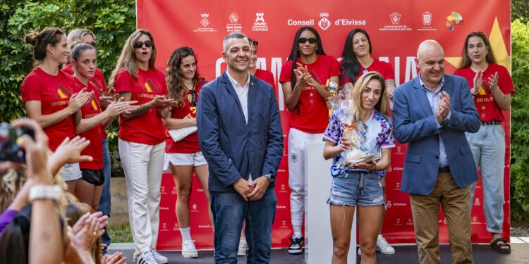 Rubén Rivera, a la derecha de la imagen junto a la jugadora Olga Carmona y Vicent Marí en Ibiza durante la recepción a las jugadoras tras el Mundial 2023. Detrás de Carmona está Hermoso.