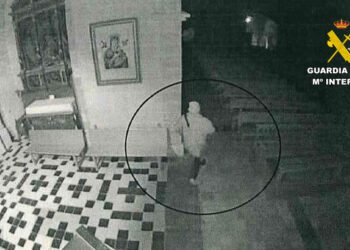 El ladrón dentro de la iglesia tras el robo.