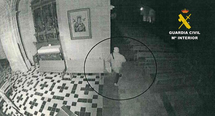 El ladrón dentro de la iglesia tras el robo.