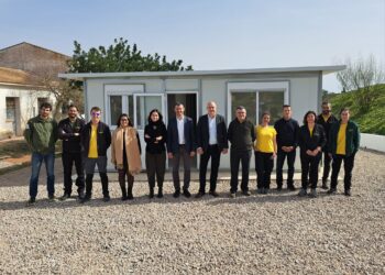 Autoridades frente a la nueva base operativa para el personal del helicóptero.