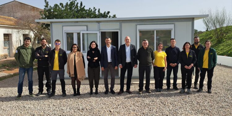 Autoridades frente a la nueva base operativa para el personal del helicóptero.