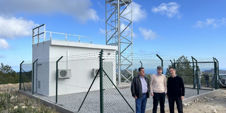 La nueva torre de telecomunicaciones situada en la Venda Es Murtar, en el municipio de Sant Joan y estará plenamente activa en verano.
